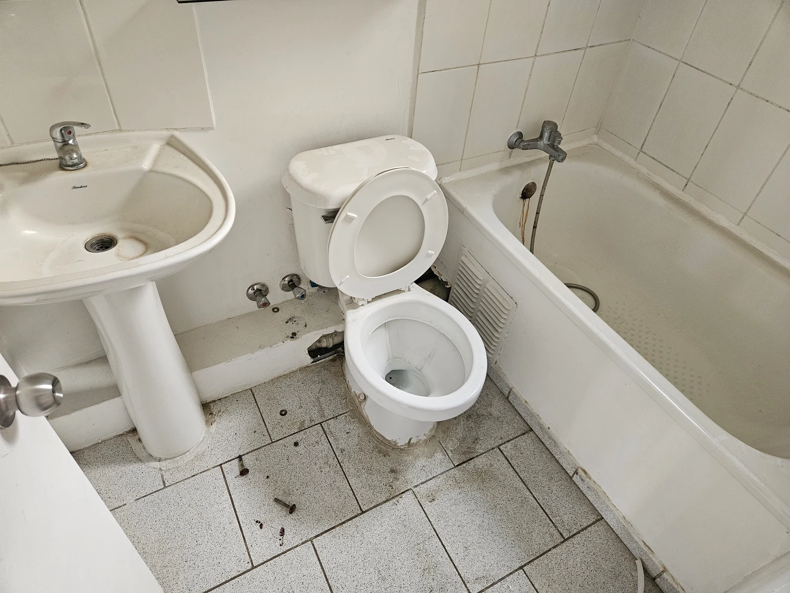 Limpieza profunda de baño: Antes