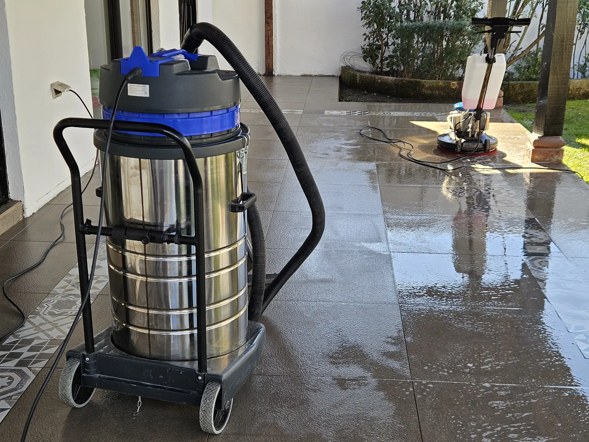 Maquinaria de limpieza y extracción durante un trabajo de Maule Clean