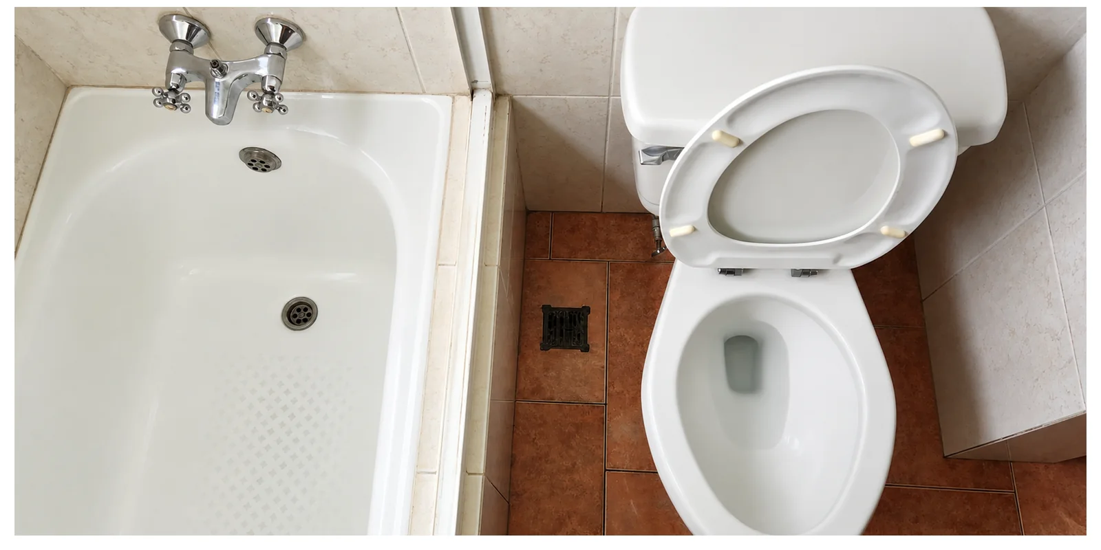 El mismo baño con tina e inodoro limpios después del trabajo