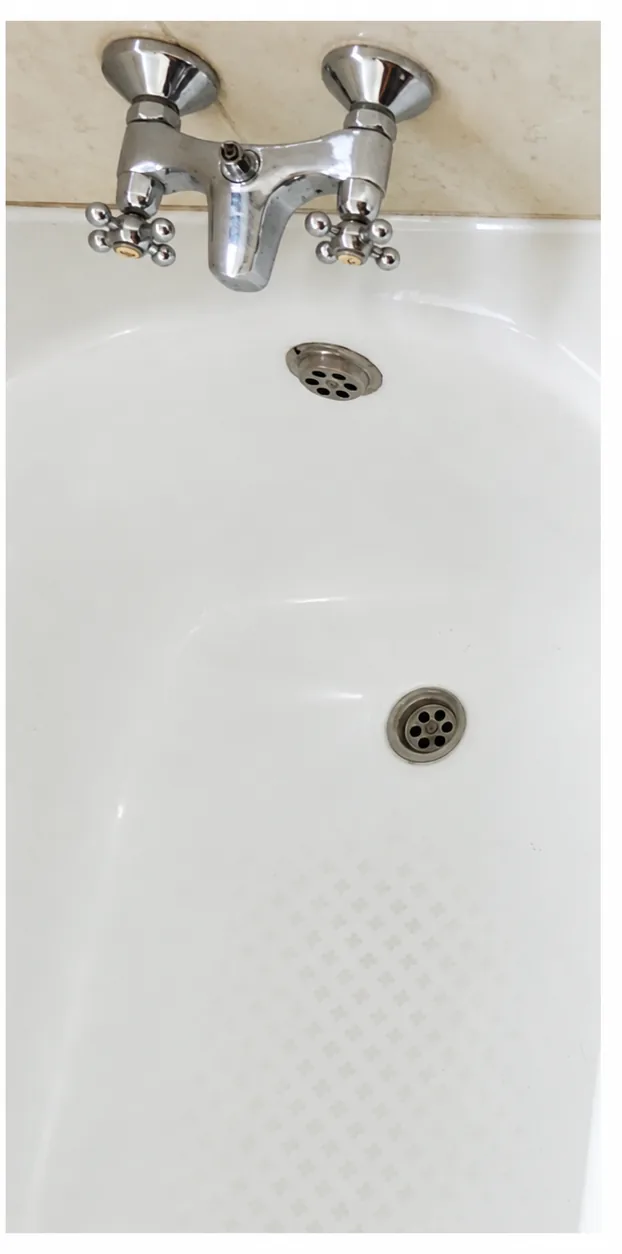 La misma tina blanca con el sarro y las manchas menos visibles