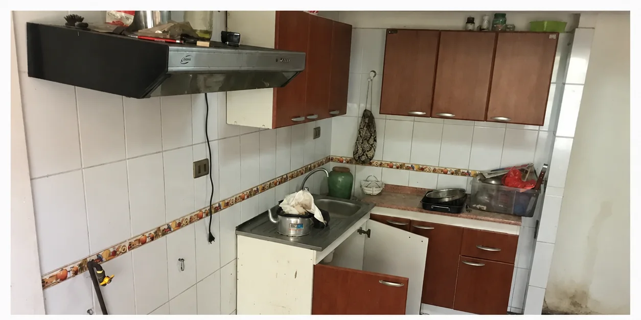 Cocina con suciedad visible en muebles y azulejos antes de la limpieza