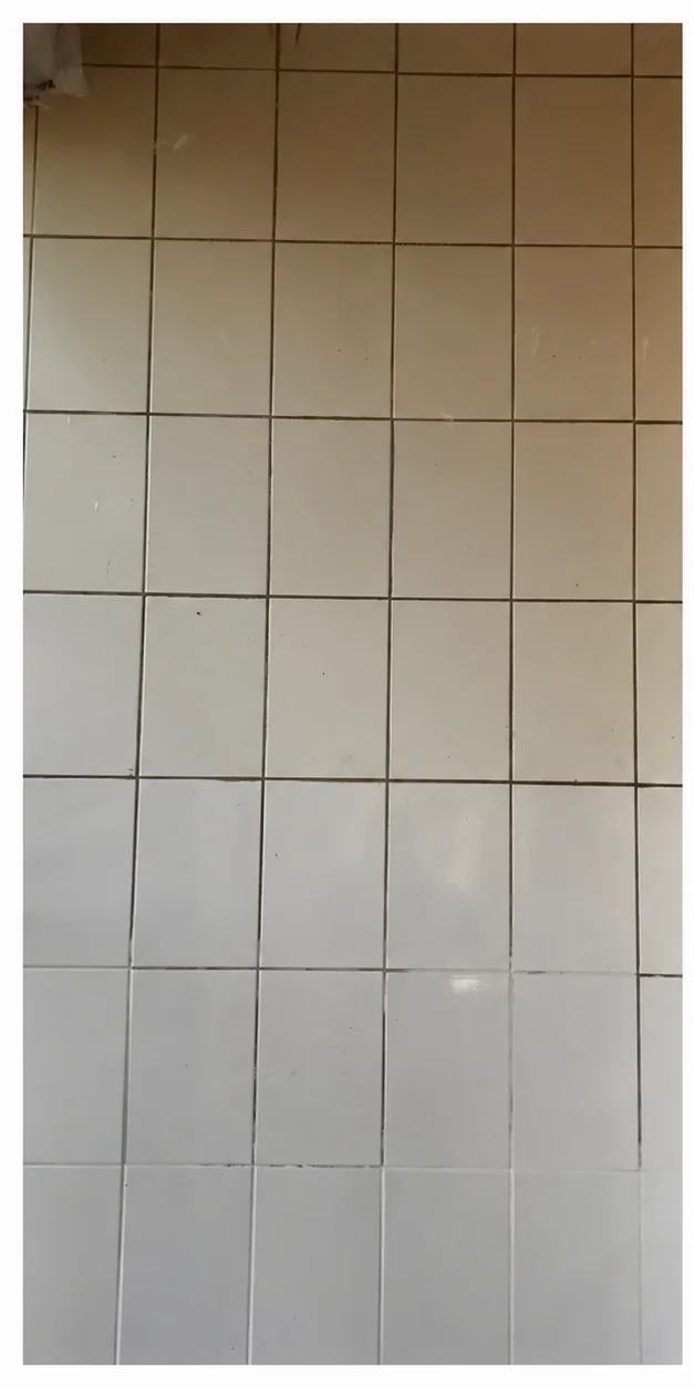 Cerámica de cocina junto a ventilación con marcas marrones