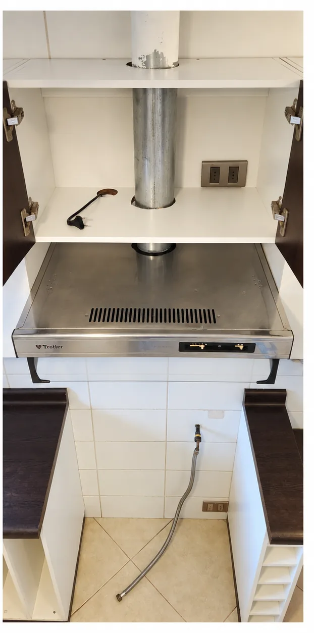 El mismo mueble bajo lavaplatos con superficies limpias