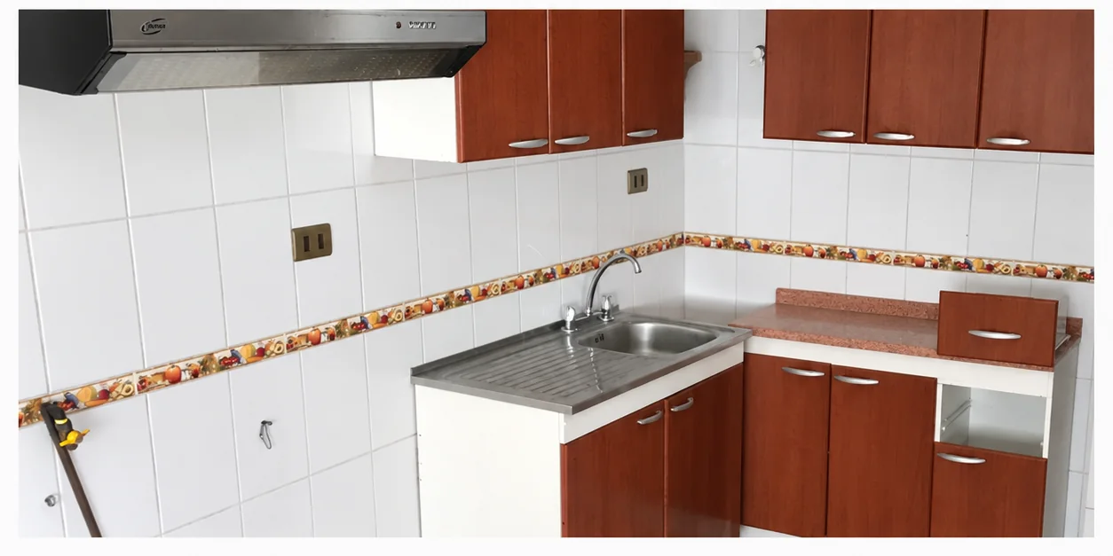 La misma cocina con muebles y azulejos limpios después del trabajo