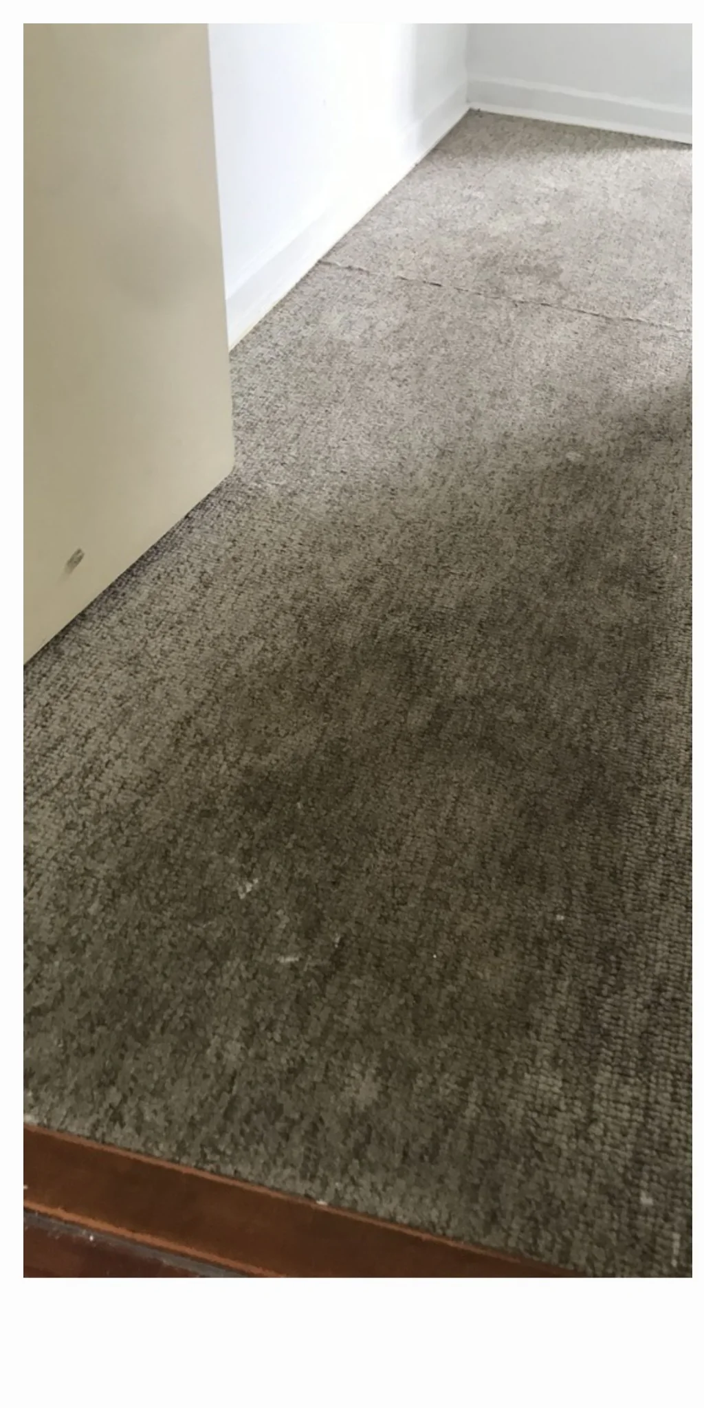 Cubrepiso gris de habitación con suciedad visible