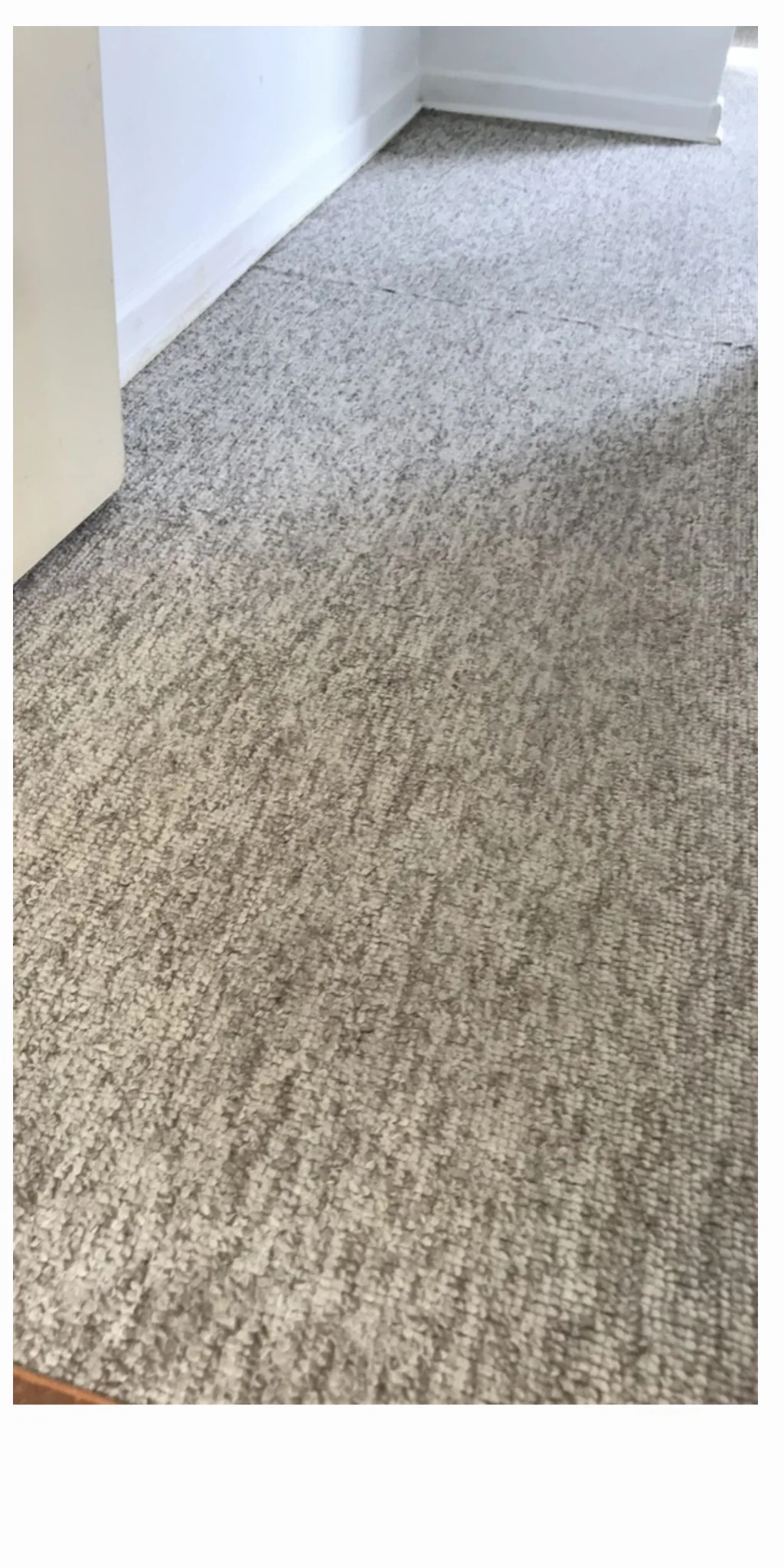 El mismo cubrepiso gris con superficie más uniforme