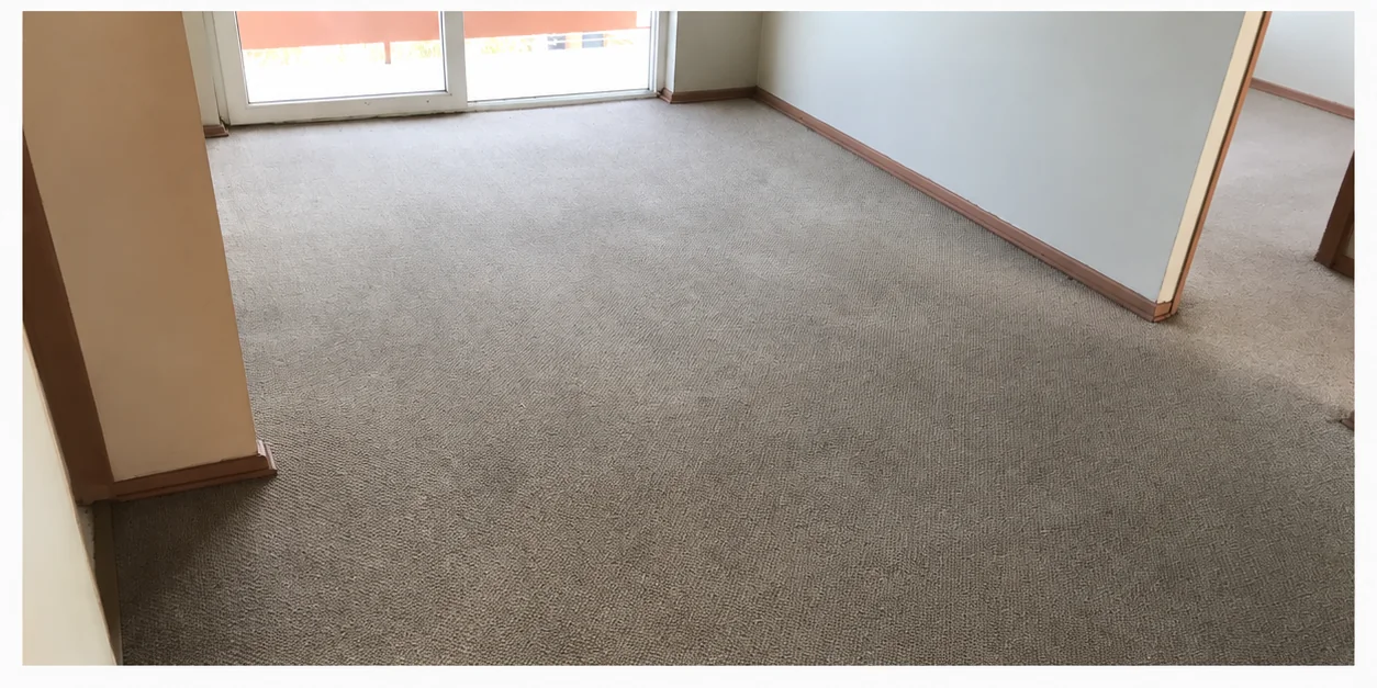 El mismo cubrepiso gris después del lavado, con aspecto más claro