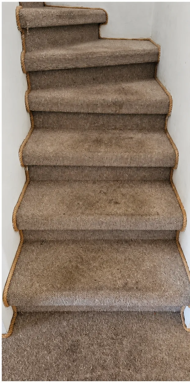 Escalera alfombrada con peldaños de tono desigual antes del lavado
