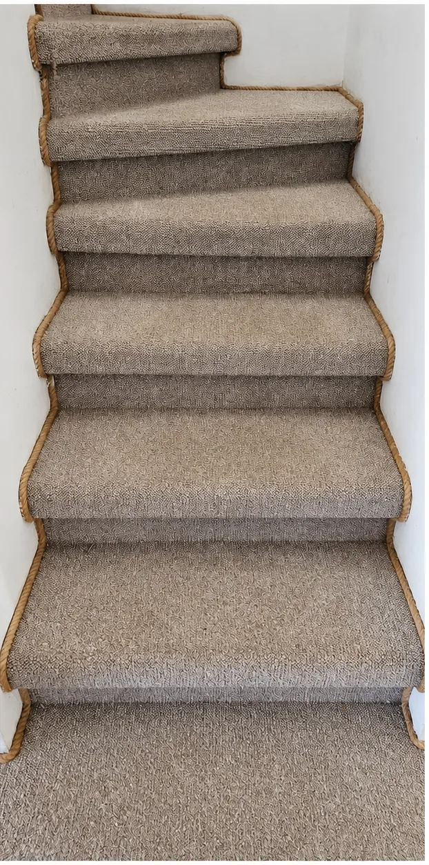 La misma escalera alfombrada con peldaños de tono más uniforme