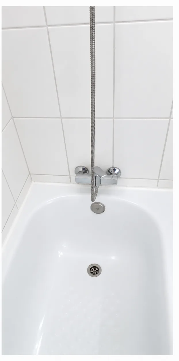 La misma tina de baño con juntas más claras tras la limpieza