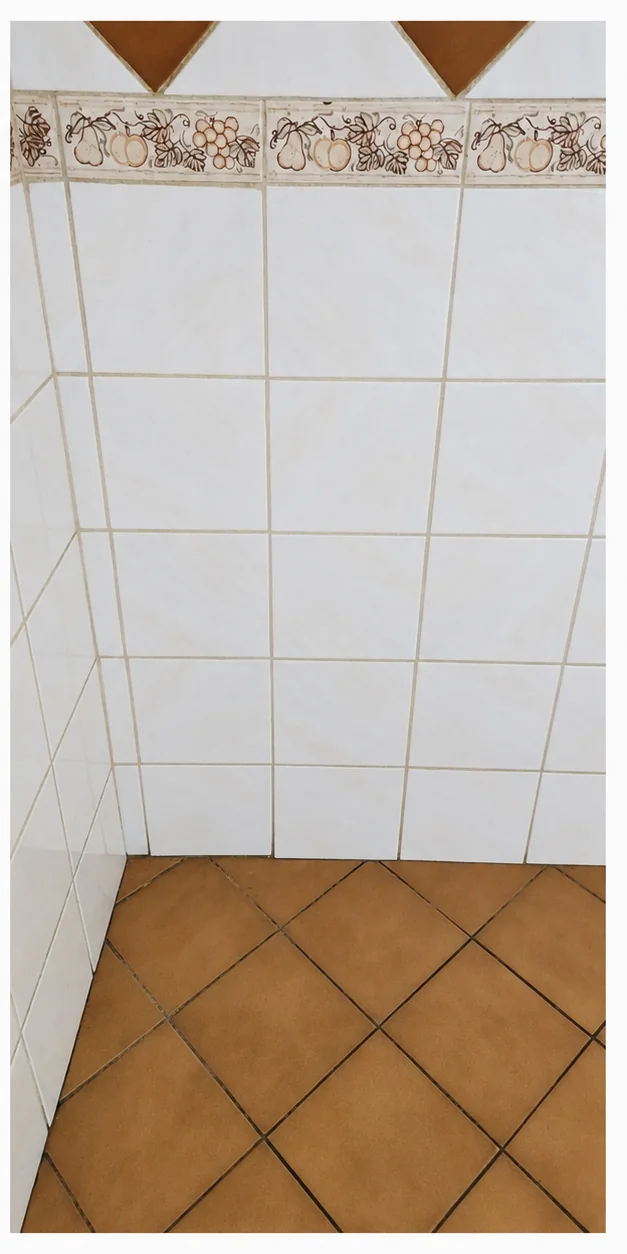 Las mismas cerámicas y piso de cocina con menos suciedad visible