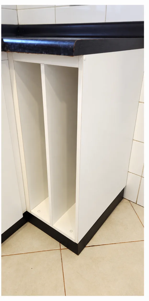 El mismo mueble de cocina vacío con costados y piso limpios