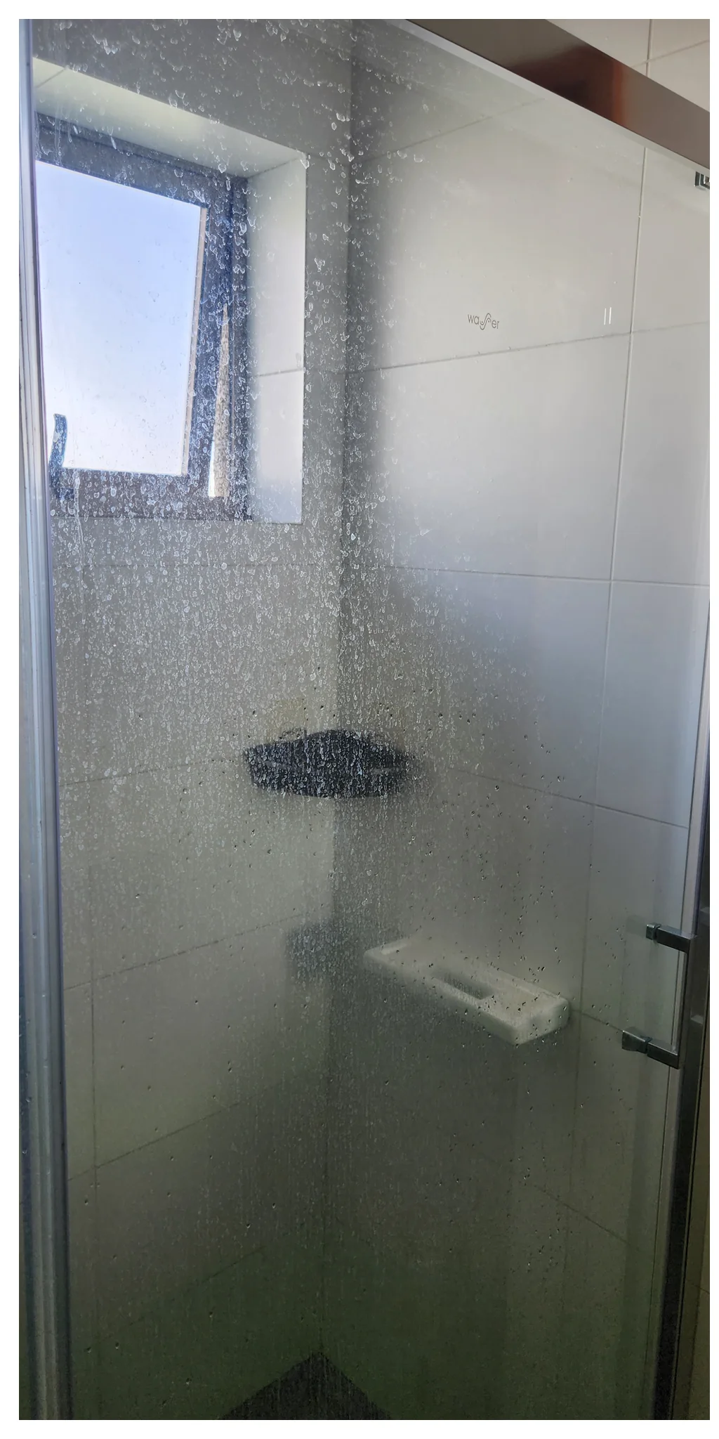 Mampara de ducha con vidrio opaco por marcas de agua