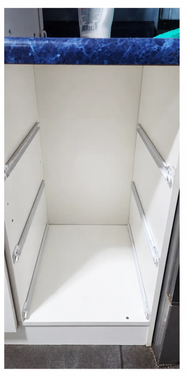 El mismo interior de mueble blanco con menos manchas visibles