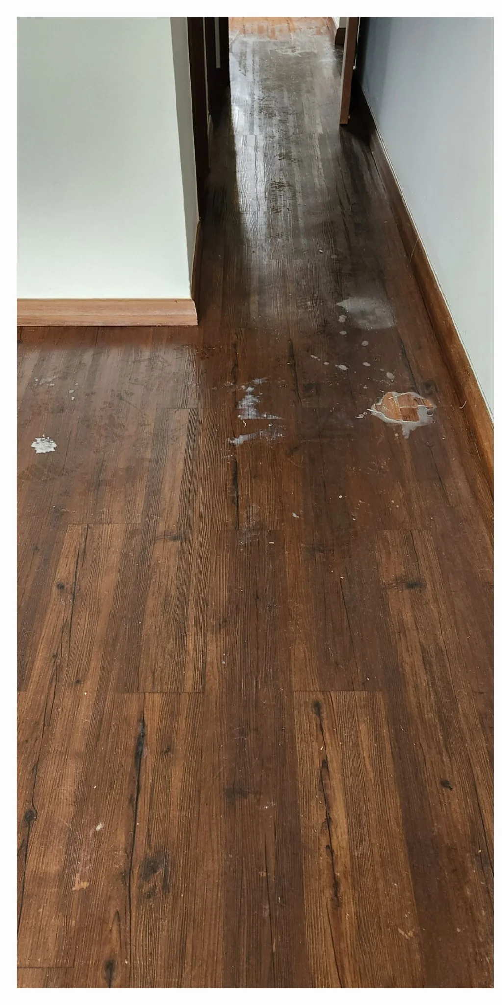 Piso flotante de un pasillo con marcas oscuras