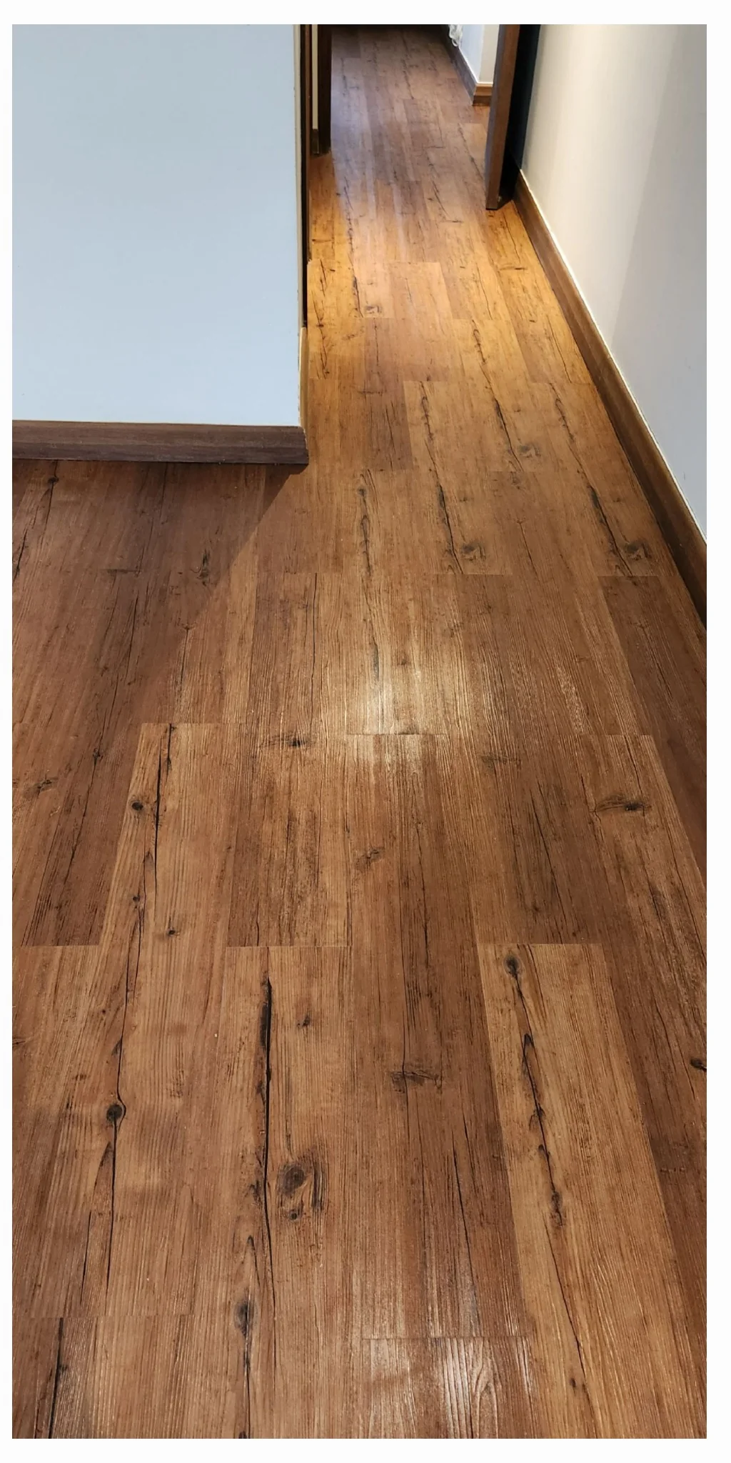 El mismo piso flotante del pasillo con menos marcas visibles