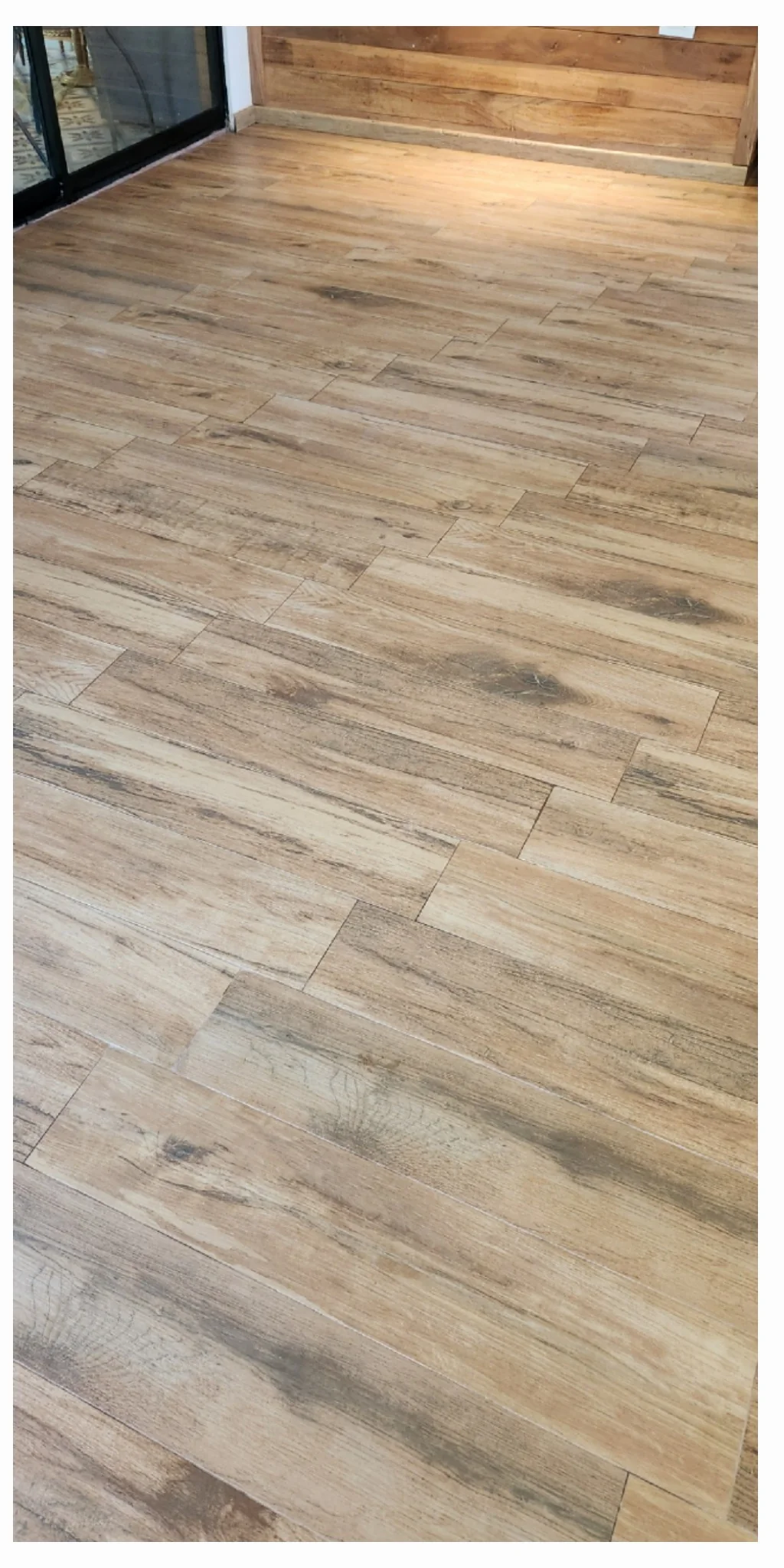 El mismo piso de porcelanato con la superficie más uniforme