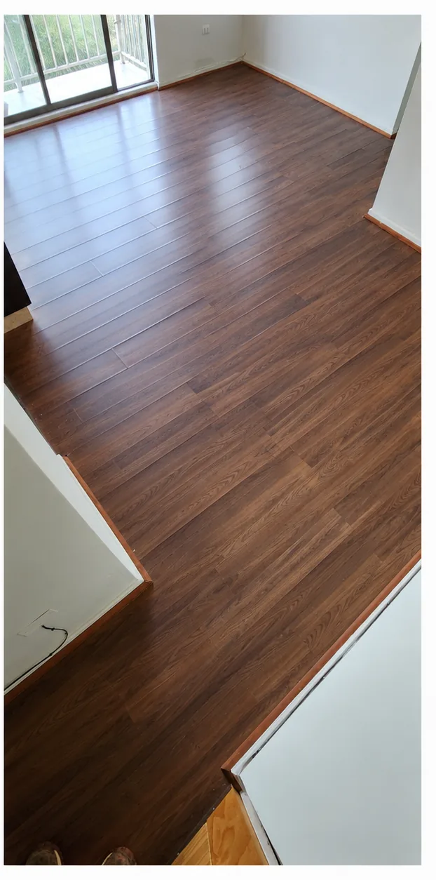 El mismo piso flotante con la superficie más clara y uniforme