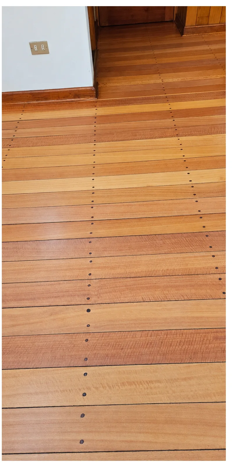 Las mismas tablas de madera con tono más claro y uniforme