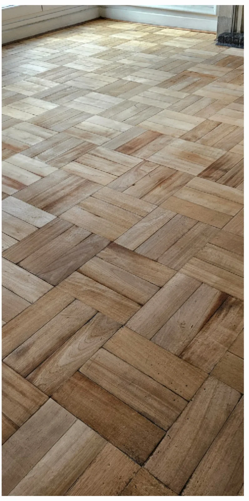 El mismo piso de parquet con la madera más clara y sin el brillo anterior
