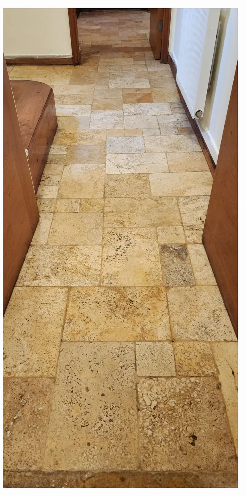 El mismo piso de piedra con superficie más clara tras la limpieza