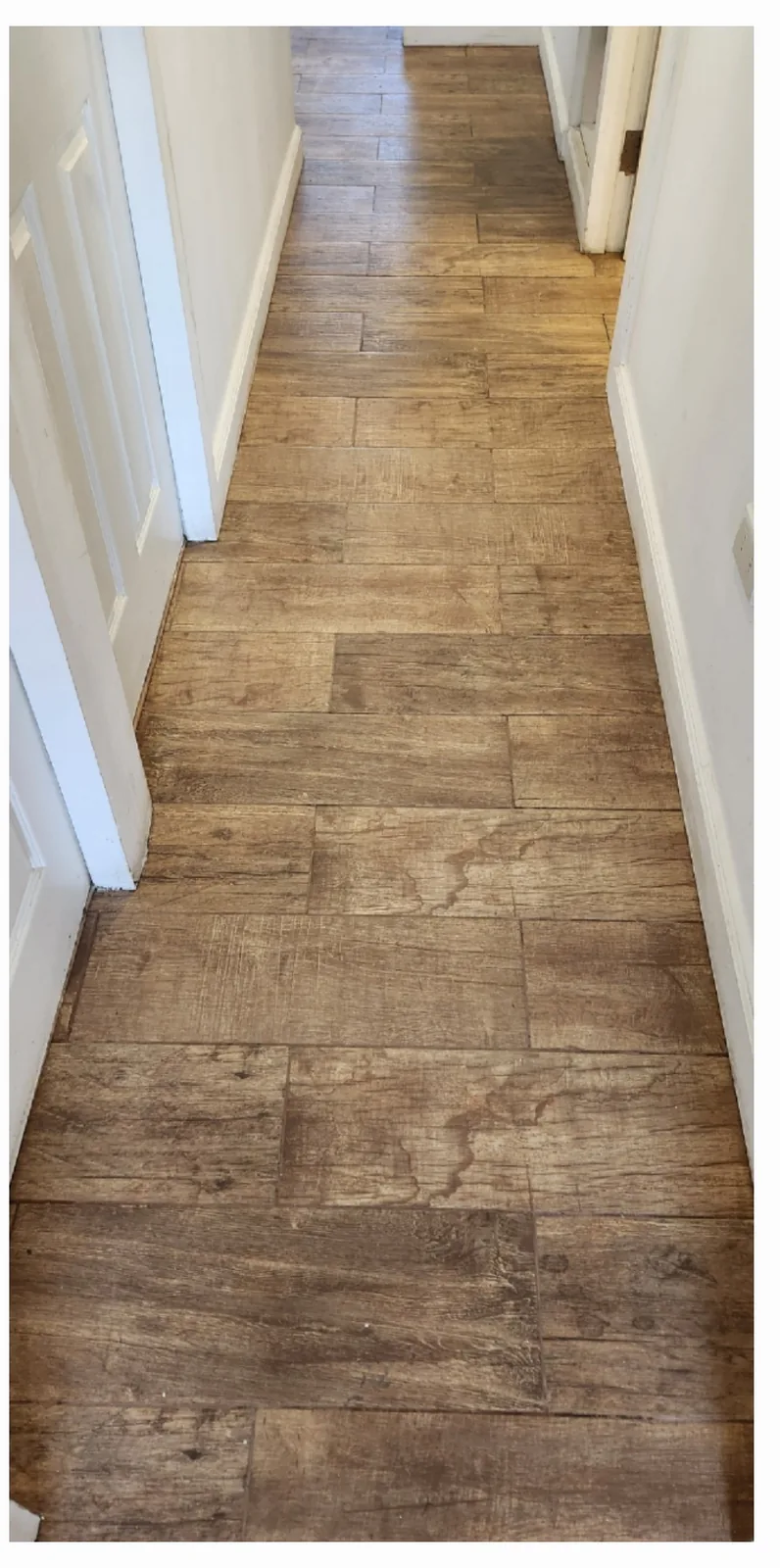 El mismo piso de porcelanato con superficie más clara y mate