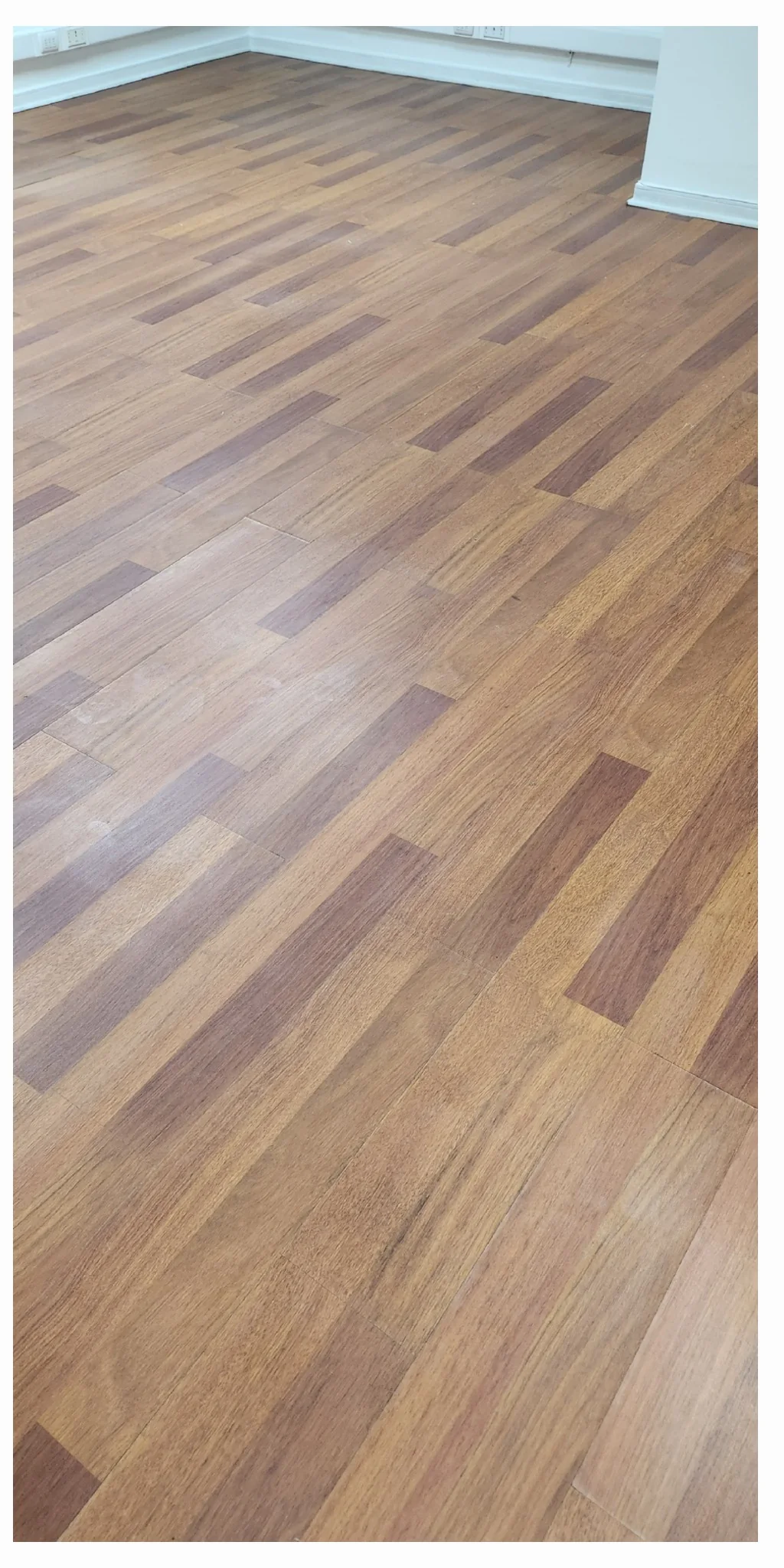 El mismo piso flotante con menos marcas visibles