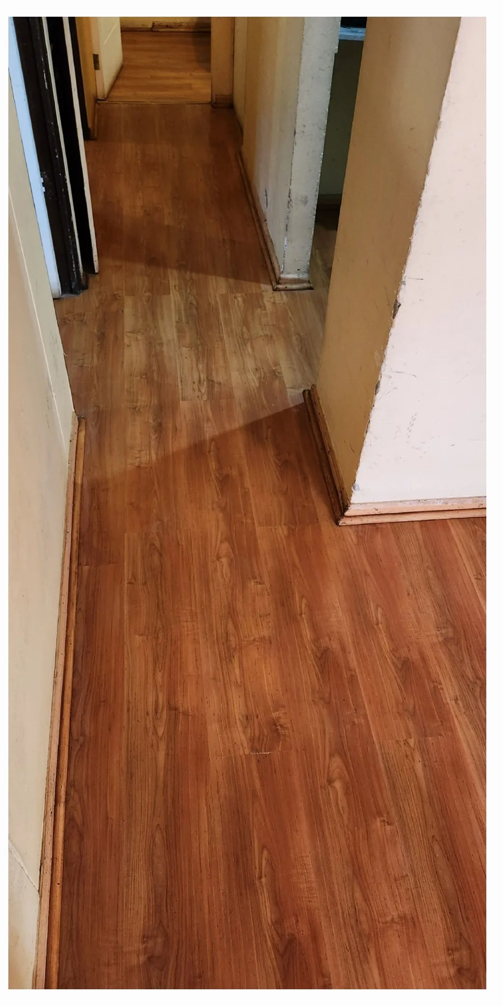 El mismo piso flotante de pasillo con tono más uniforme