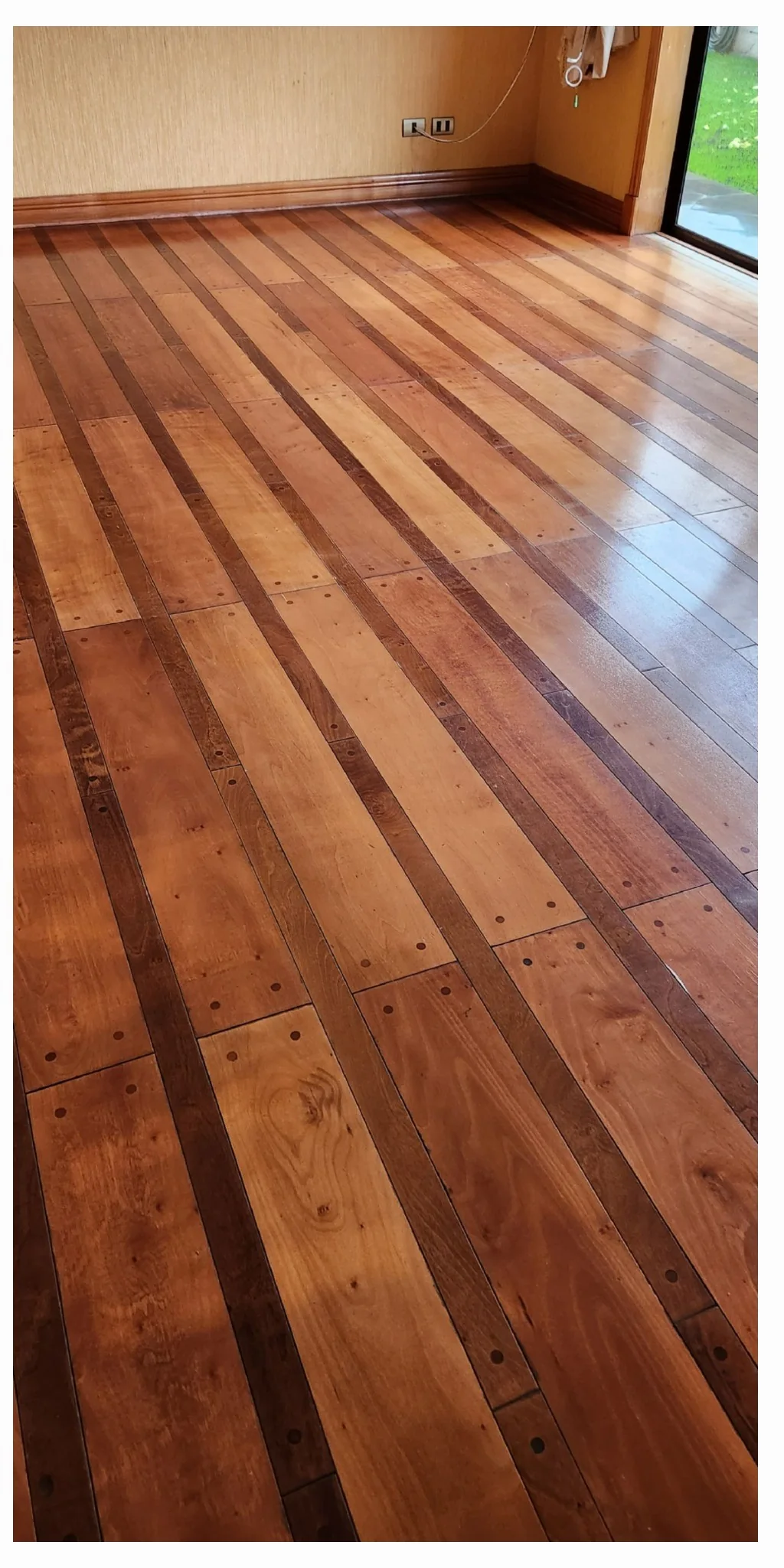 El mismo piso de madera con superficie más uniforme