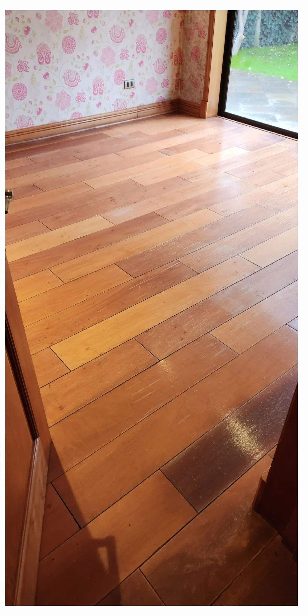 El mismo piso de madera de la sala con menos marcas