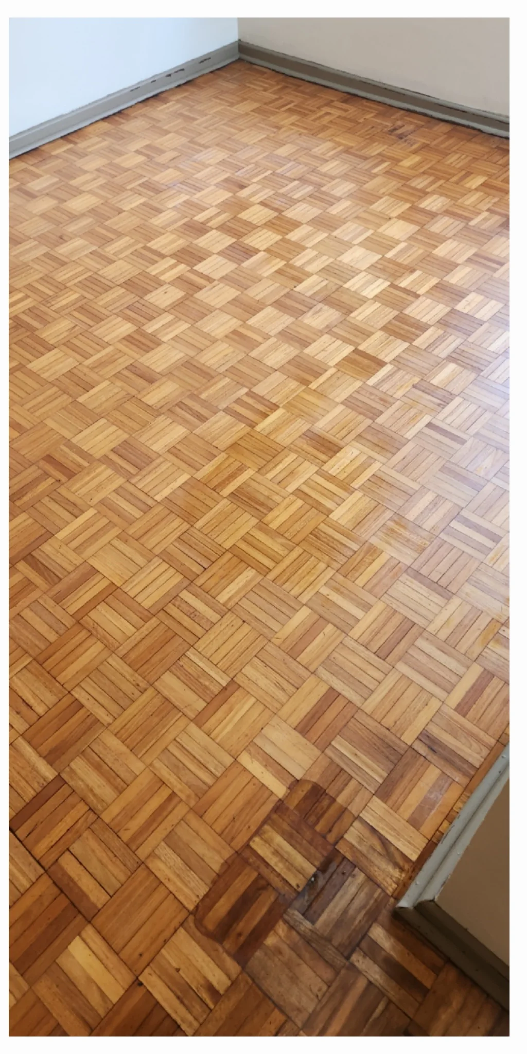 El mismo parquet de tablillas con tono más uniforme