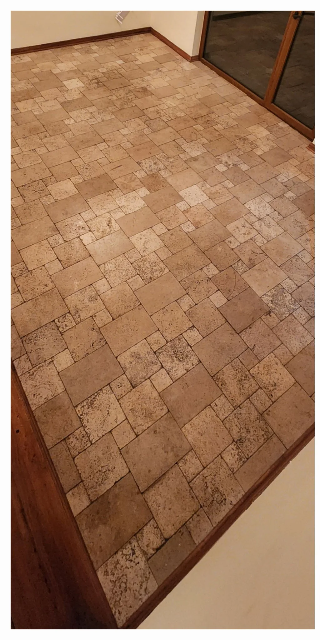Baldosas de piedra beige con marcas oscuras