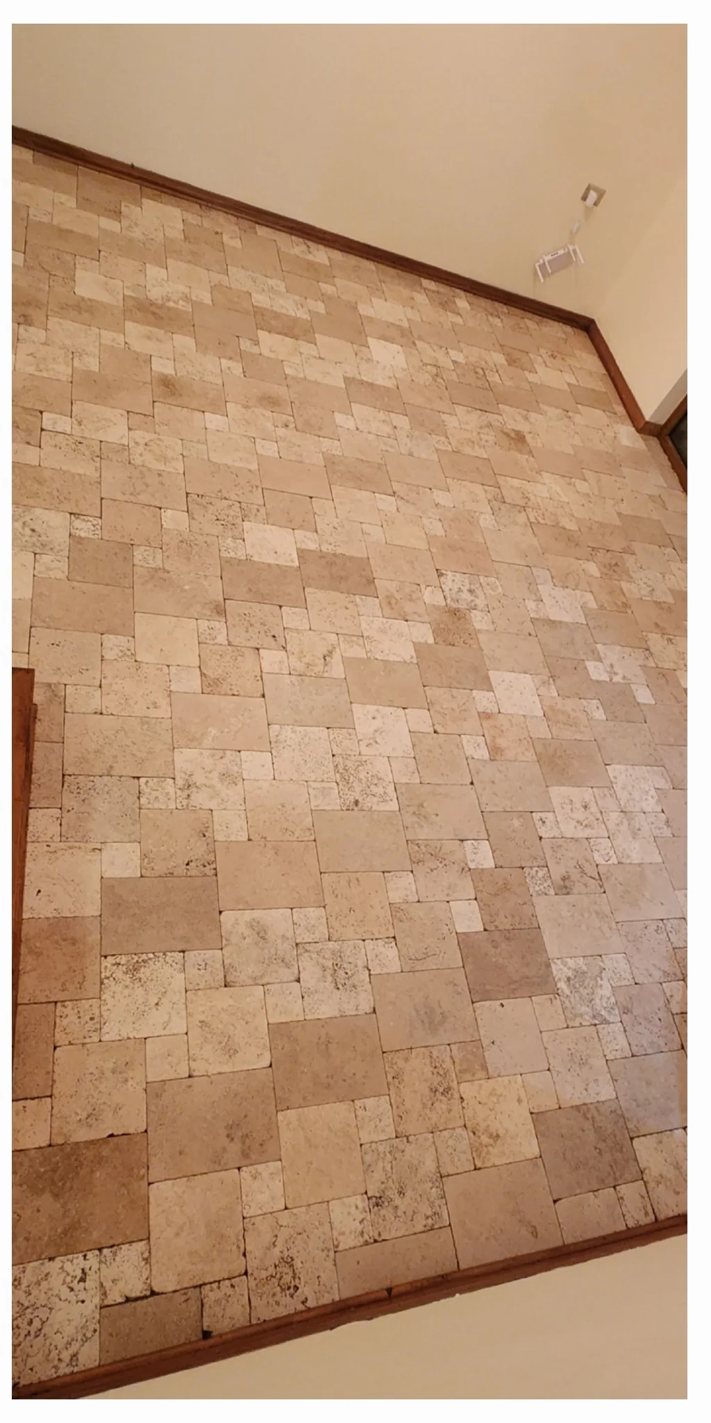 Las mismas baldosas de piedra beige con menos marcas