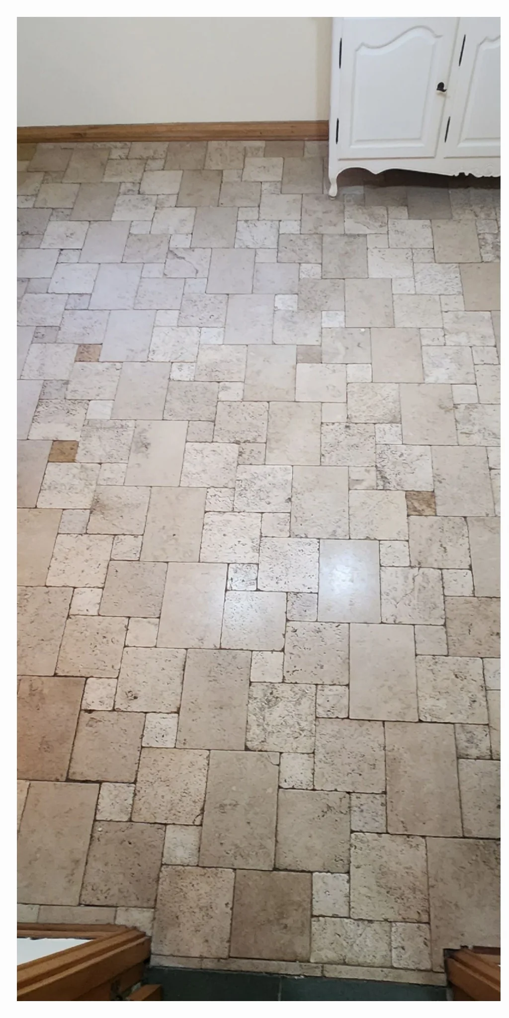 Piso de piedra clara en mosaico con manchas