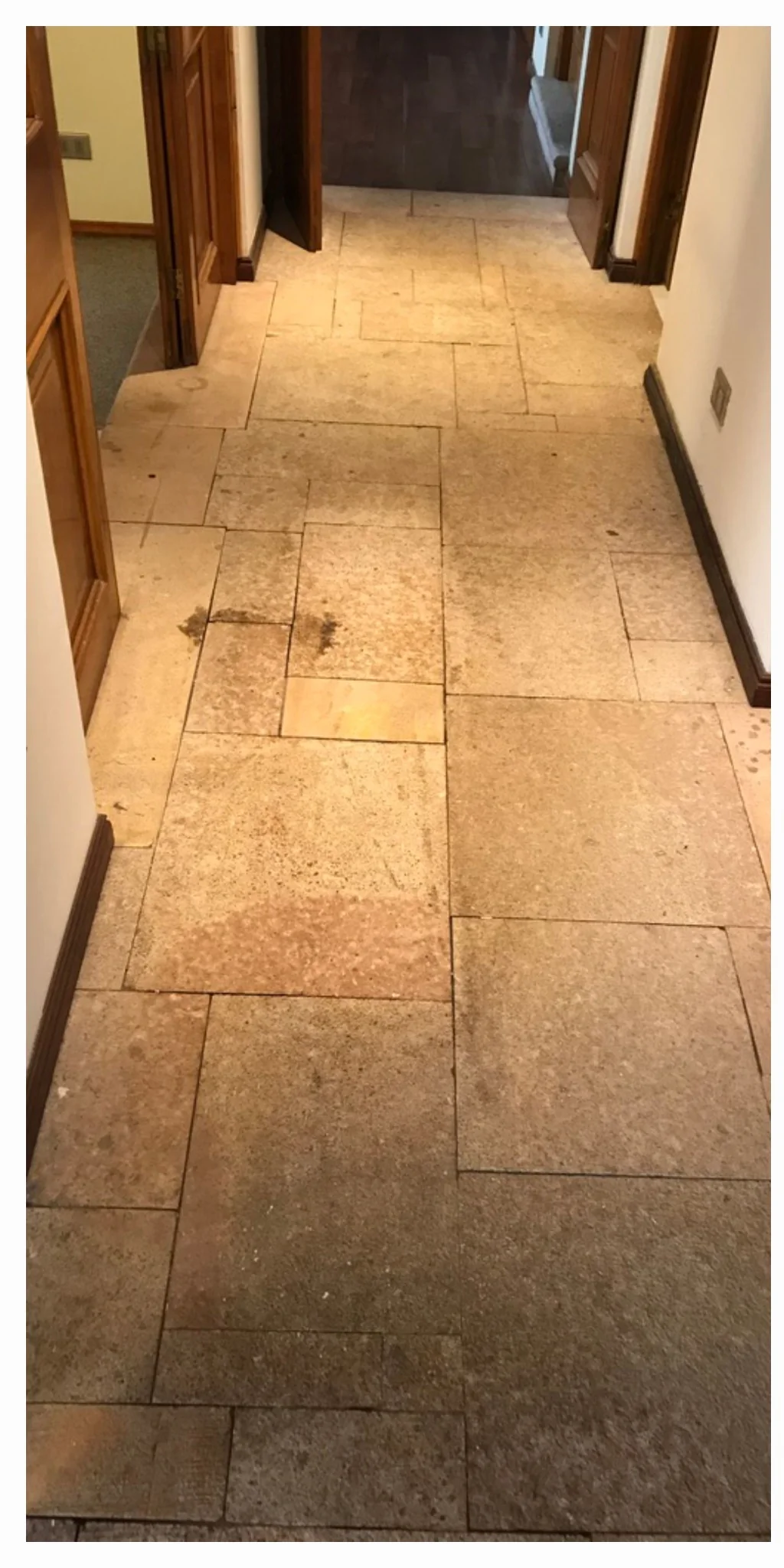 Piso de piedra de pasillo con suciedad acumulada