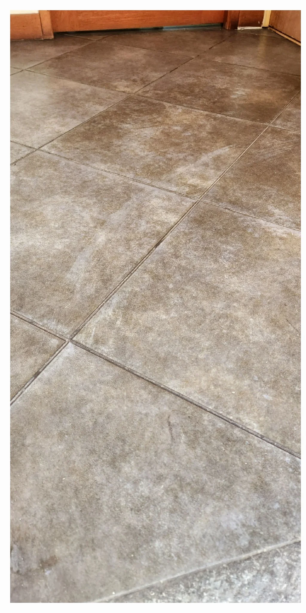 Piso de porcelanato gris con manchas y residuos