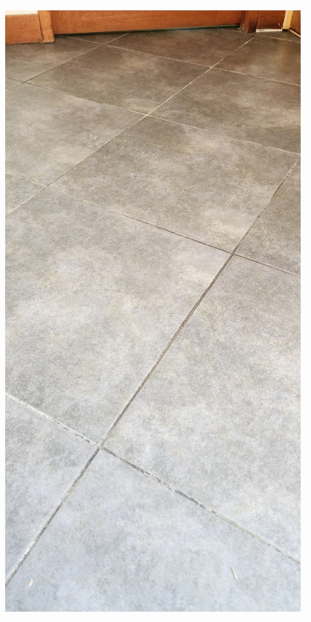 El mismo piso de porcelanato gris con acabado más uniforme