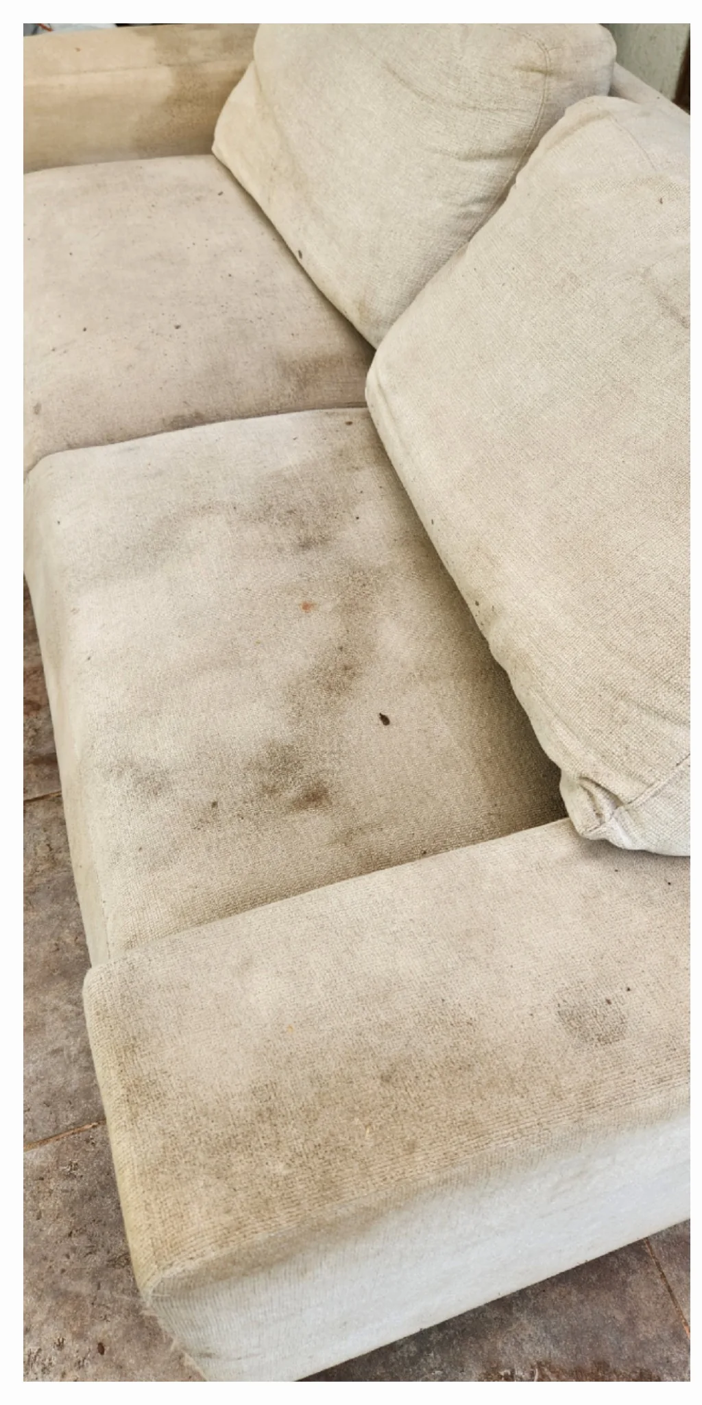 Asiento de sillón crema con manchas extendidas