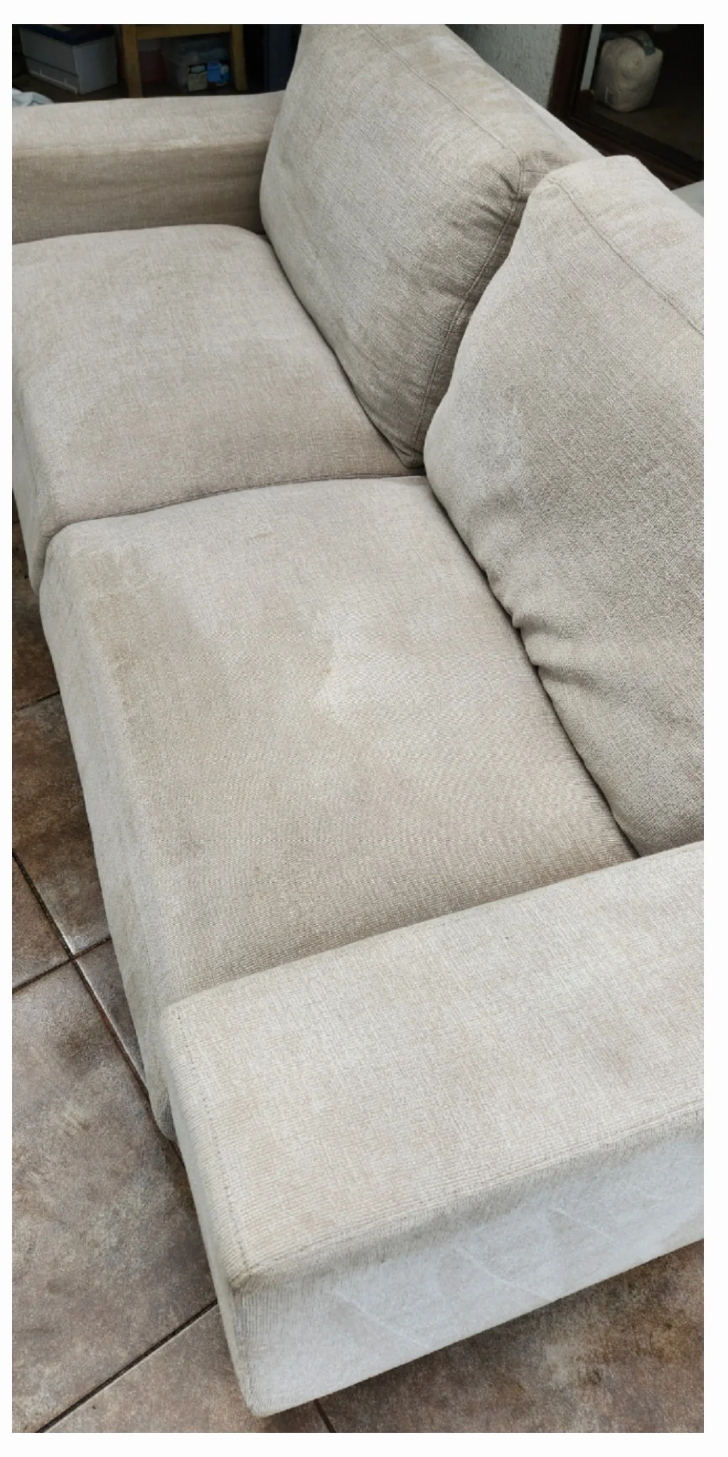El mismo asiento de sillón crema con tela más uniforme