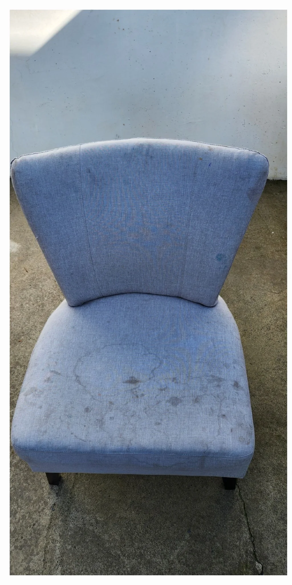 Tapiz azul de silla con respaldo redondo y manchas