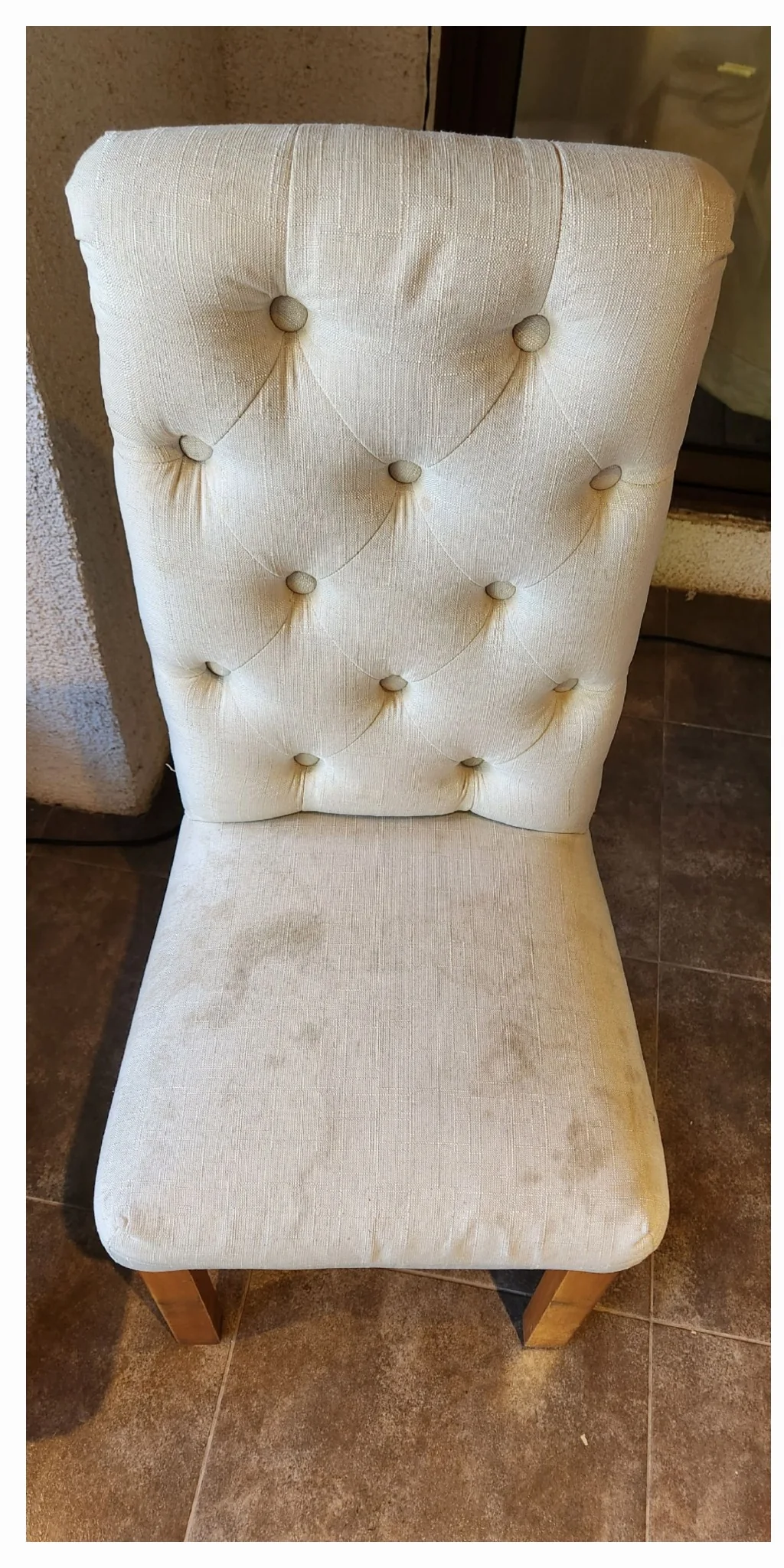 Respaldo y asiento capitoné claros con suciedad visible