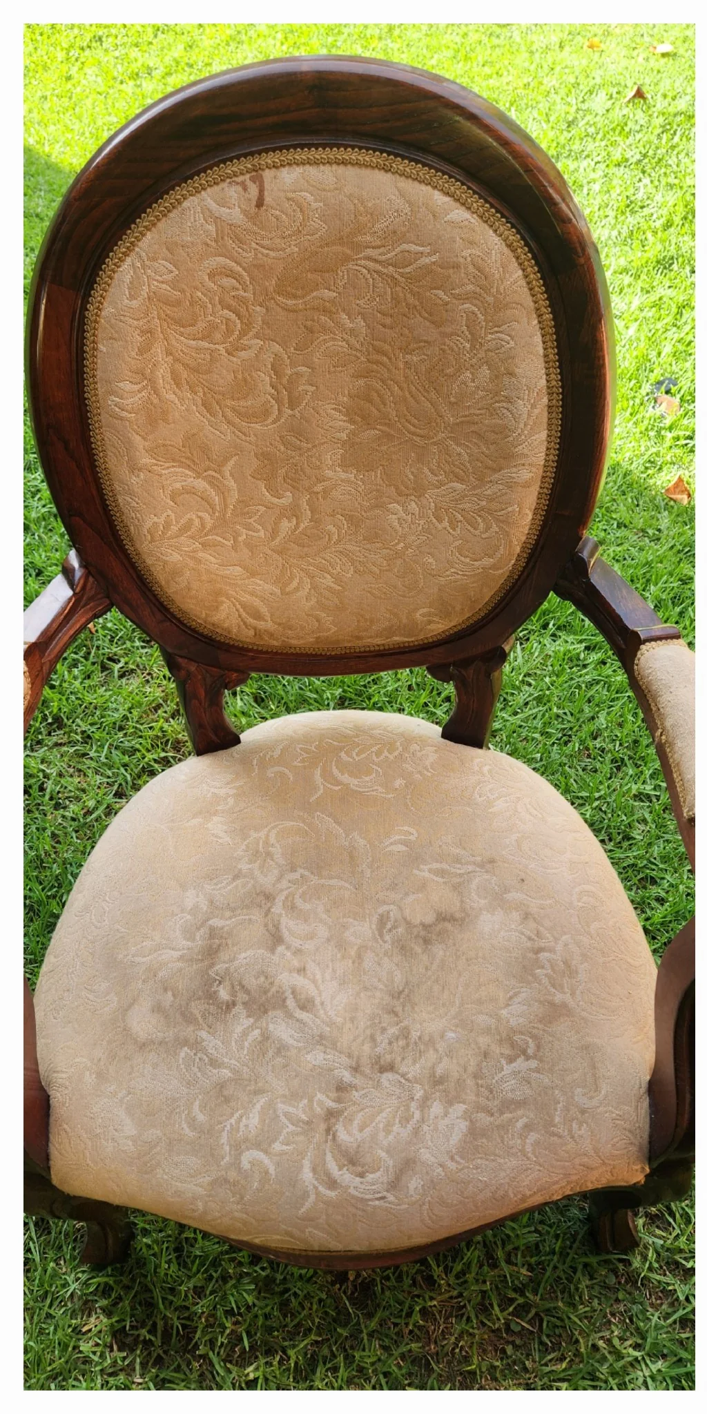 Asiento rosado de silla de madera con manchas