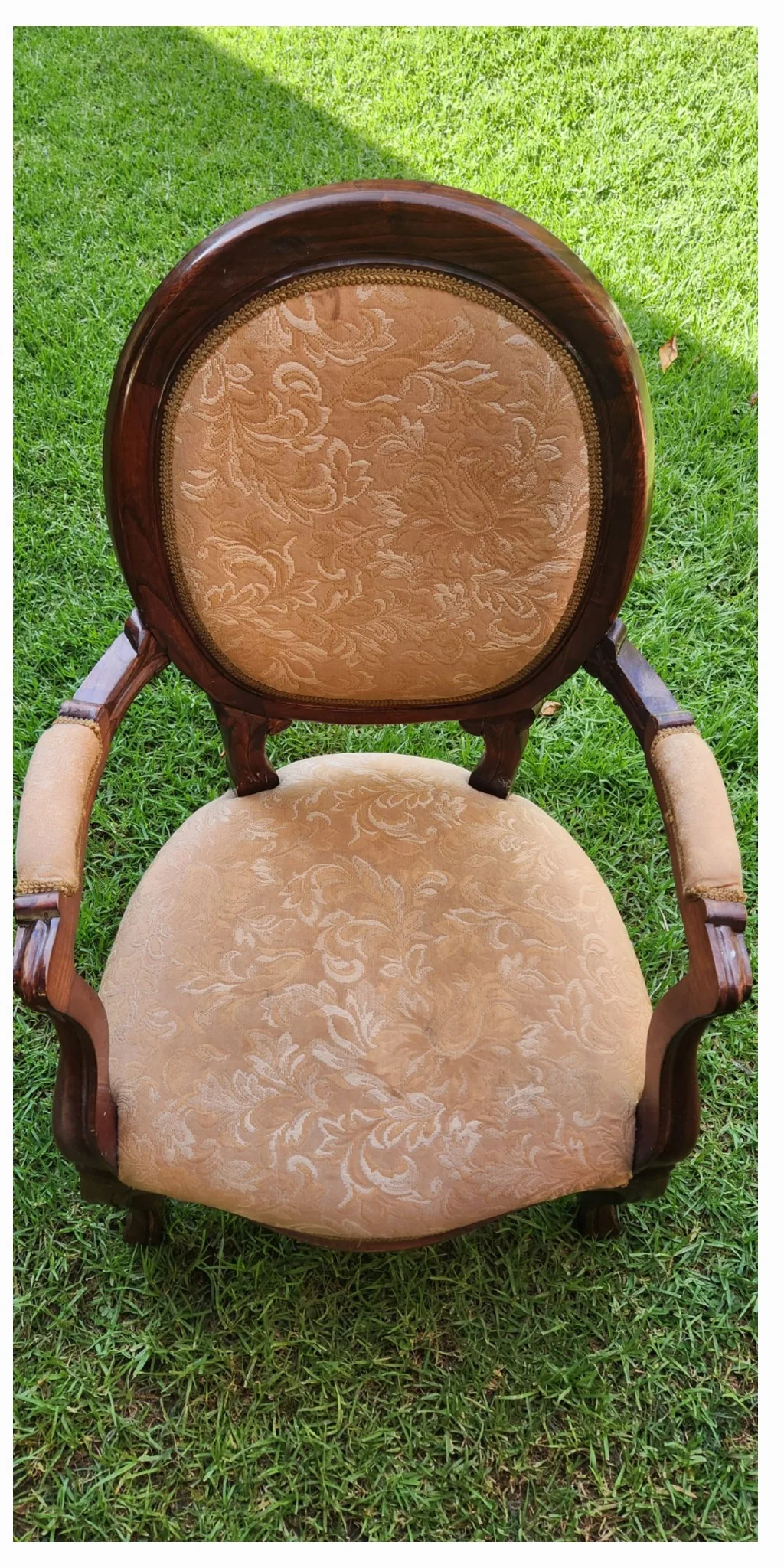 El mismo asiento rosado de silla de madera con menos manchas