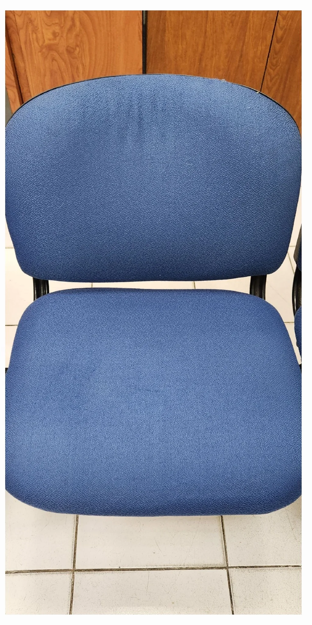 El mismo asiento azul con menos manchas visibles