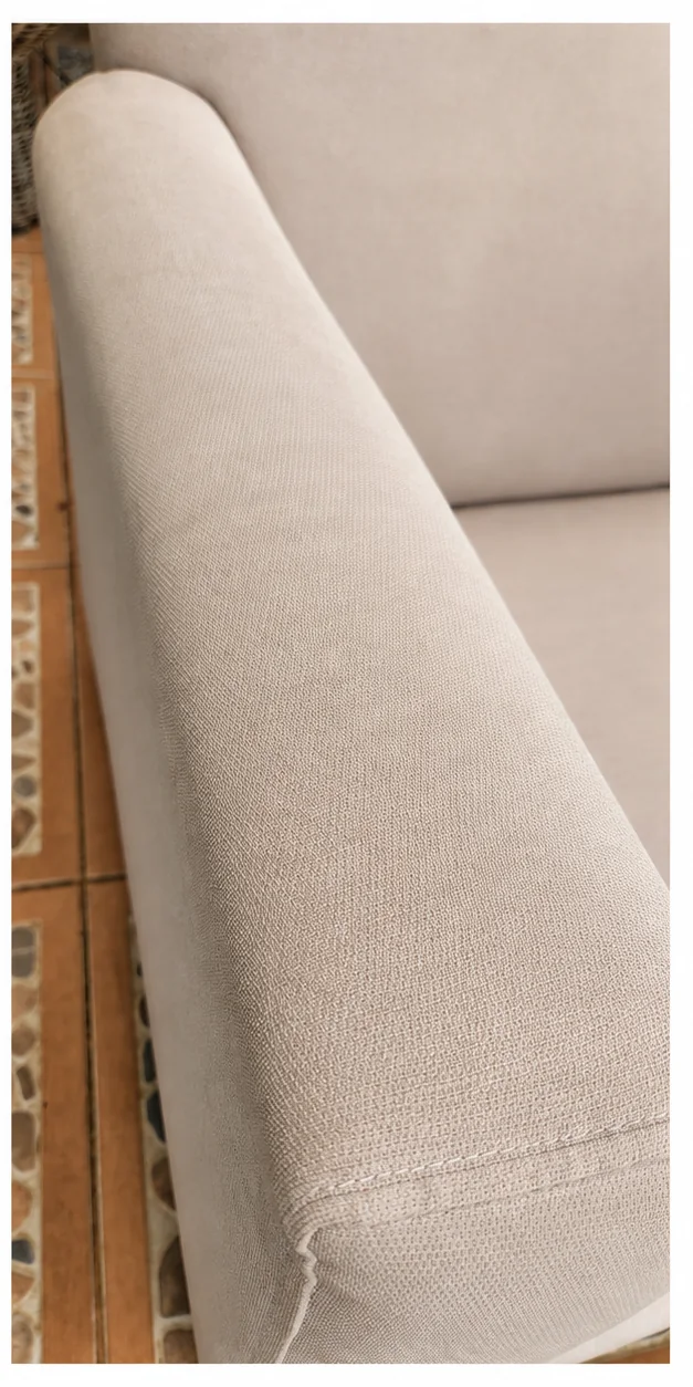El mismo brazo de sillón tapizado con menos manchas visibles
