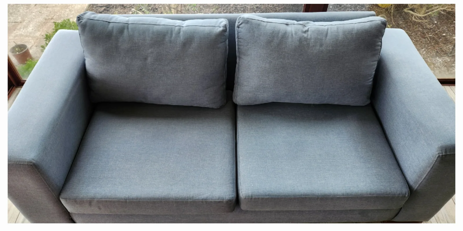 El mismo sillón gris con los asientos limpios después del lavado