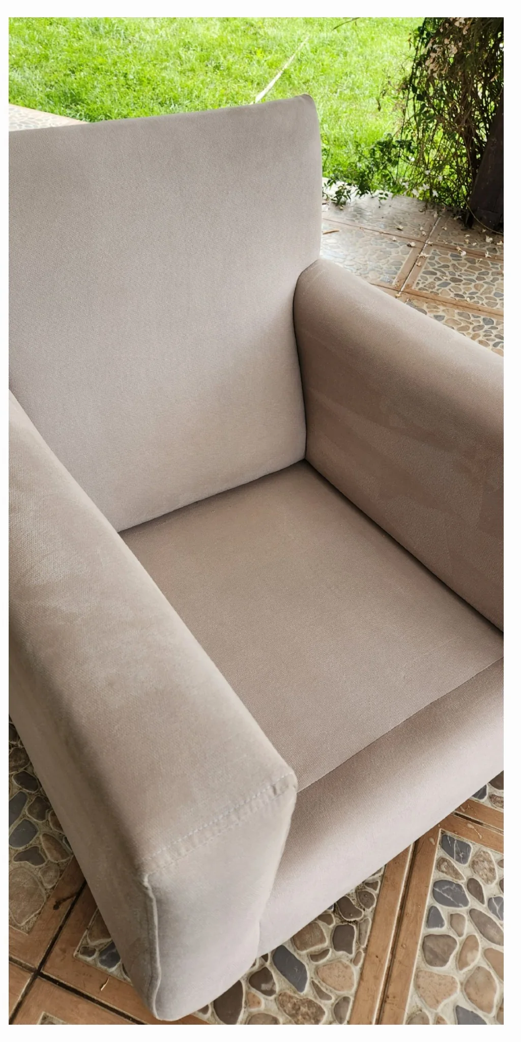 El mismo sillón individual con menos marcas en el tapiz
