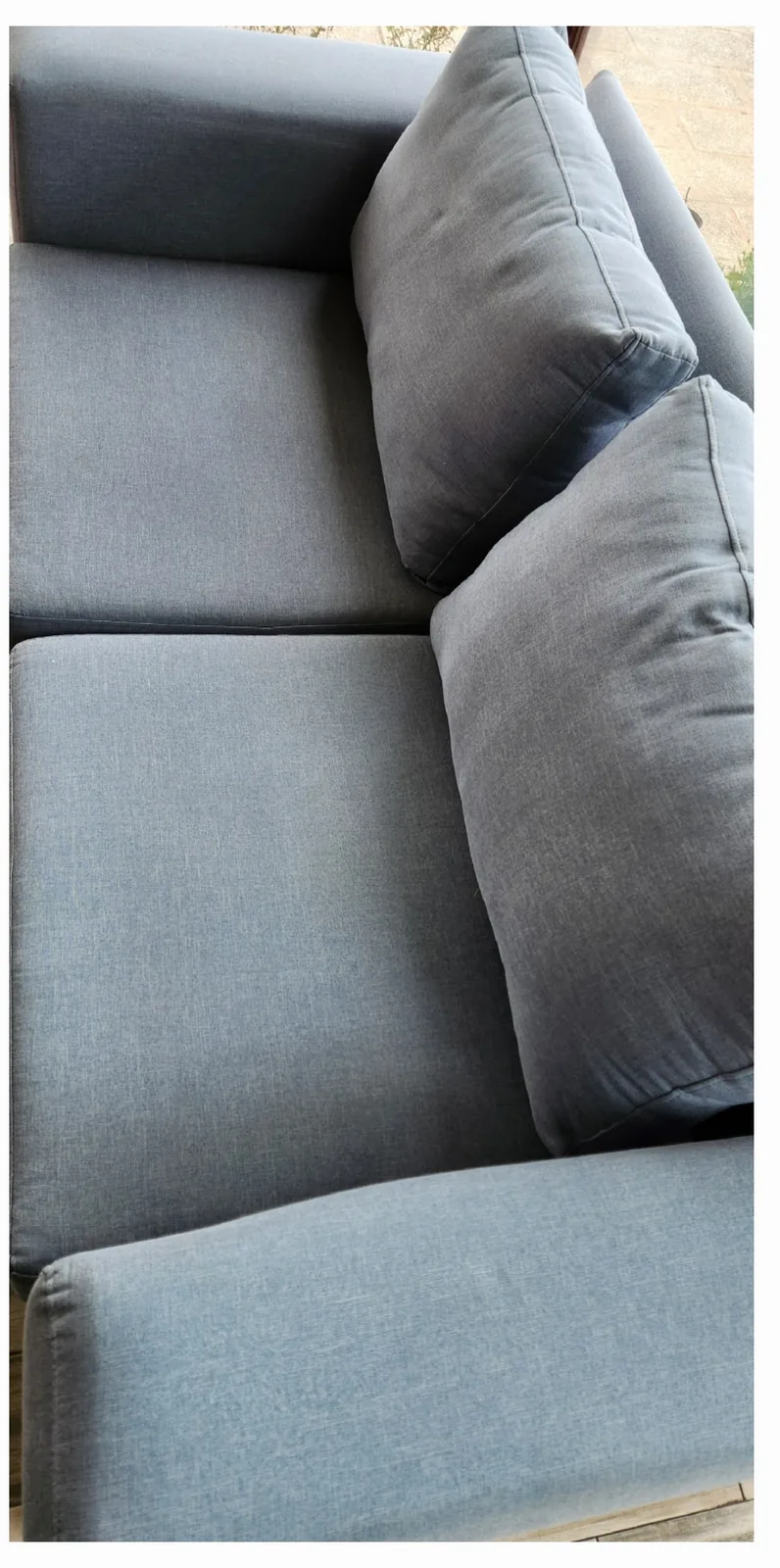 El mismo asiento de sillón gris con el tapiz de tono más uniforme