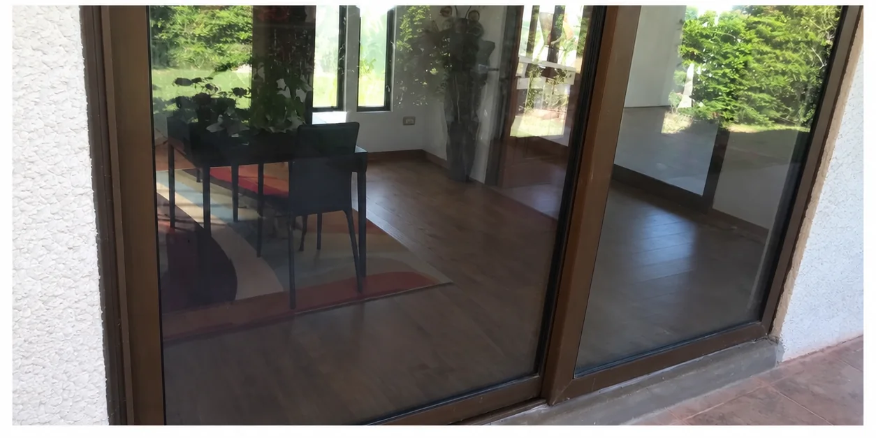 La misma puerta corredera de vidrio más transparente después de la limpieza